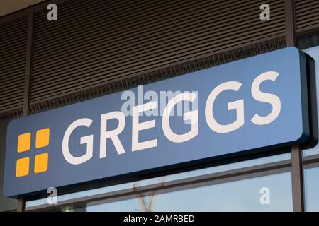 Eine Nahaufnahme eines Greggs-Ladenzeichens in Großbritannien. Stockfoto