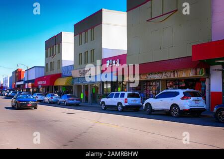 1950/60er Jahre architektonische Designgeschäfte entlang N Morley Ave in der US-mexikanischen Grenzstadt Nogales, AZ Stockfoto