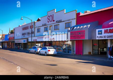 1950/60er Jahre architektonische Designgeschäfte entlang N Morley Ave in der US-mexikanischen Grenzstadt Nogales, AZ Stockfoto