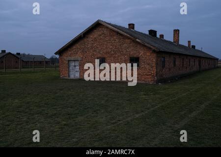 Oswiecim, POLEN - 13. Januar 2020: Auschwitz-Birkenau ein ehemaliges NS-Vernichtungslager in Brzezinka, Holzbaracke im deutschen Konzentrationslager Stockfoto