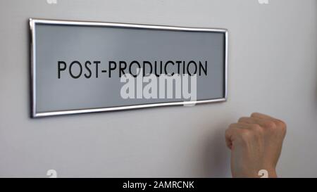Postproduktion Bürotür, Handklopfen Closeup, Fernsehindustrie, Schnitt Stockfoto