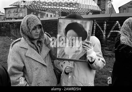 Salman Rushdie Demonstranten halten Bilder des iranischen Führers Ayatollah Khomeini (11. Februar 1979 - 3. Juni 1989), Anti-Rushdie-Rallye, Bradford GB 1990. Stockfoto