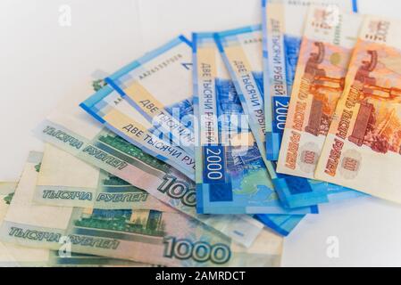 Verstreute Rubel der Geldscheine, Blick auf den Geldabschluss. Stockfoto