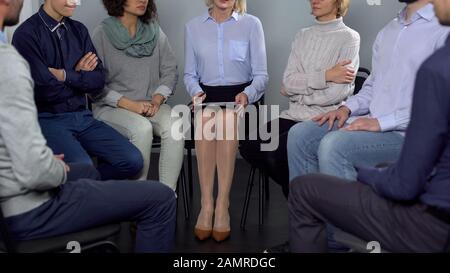 Lady Psychotherapeut trefft Gruppe ihrer Patienten, die im Kreis sitzen und sprechen Stockfoto