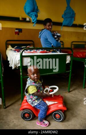 Ruanda, Butare, Gesundheitszentrum Gikonko, Junge mit Plastikspielzeug Bobby Car Stockfoto