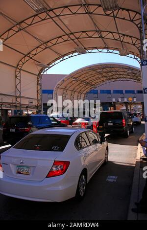 Fahrzeuge, die die Zoll- und Grenzschutzzone der USA an der US-mexikanischen Grenze in Nogales, AZ passieren Stockfoto