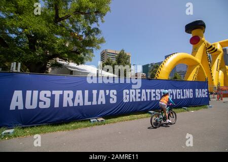 Adelaide, Australien. Januar 2020. Große Banner werden auf dem Victoria-Platz angezeigt, während Adelaide sich darauf vorbereitet, die Tour Down Under Cycliste zu veranstalten, die am 21. Januar in und um Adelaide, South Australia, beginnt, das 17 Teams der Welt der Internationalen Radfahrer umfasst. Credit: Amer Ghazzal/Alamy Live News Stockfoto