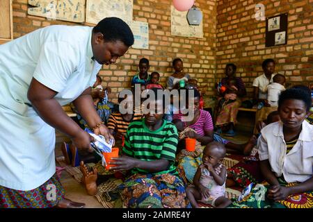 Ruanda, Butare, Gesundheitszentrum Gikonko, Milchverteilung auf Kleinkinder mit Mutter Stockfoto