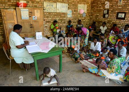 Ruanda, Butare, Gesundheitszentrum Gikonko, Milchverteilung auf Kleinkinder mit Mutter Stockfoto
