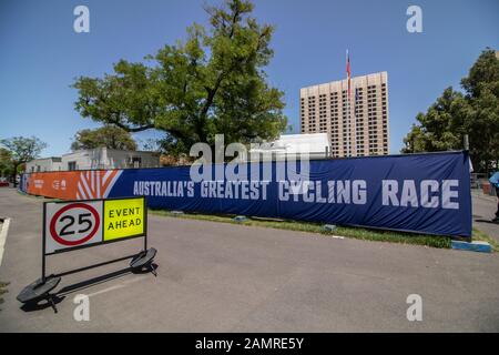 Adelaide, Australien. Januar 2020. Große Banner werden auf dem Victoria-Platz angezeigt, während Adelaide sich darauf vorbereitet, die Tour Down Under Cycliste zu veranstalten, die am 21. Januar in und um Adelaide, South Australia, beginnt, das 17 Teams der Welt der Internationalen Radfahrer umfasst. Credit: Amer Ghazzal/Alamy Live News Stockfoto