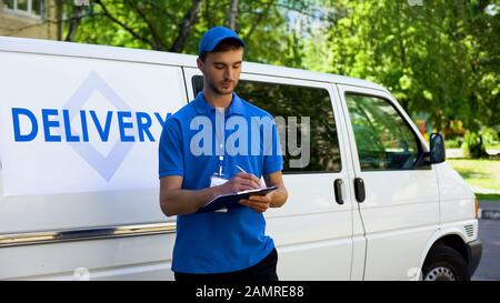 Lieferservice Mitarbeiter, die Garantiekarte, Teilzeitjob, Beruf ausfüllen Stockfoto