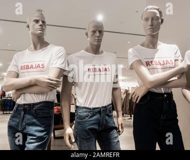 Mannequins tragen Rebajs (Verkauf)-T-Shirts im Bekleidungsgeschäft in Spanien. Stockfoto