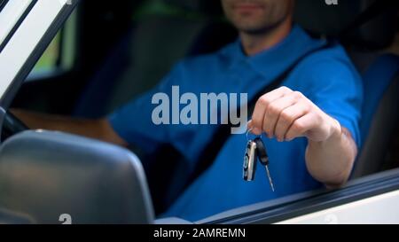Autofahrer zeigen Autoschlüssel, Kauf und Miete von Transport, Probefahrt Stockfoto