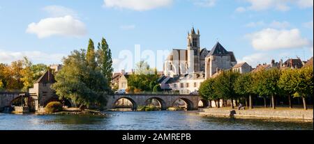 Panoramaaussicht auf Moret-sur-Loing mit der Brücke über den Fluss Loing und die Burgundische Pforte an einem sonnigen Tag. Moret-sur-Loing, seine-et-Marne, Frankreich Stockfoto