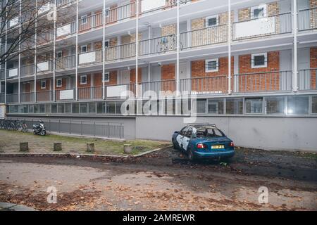 Straßburg, Frankreich - 1. Januar 2020: Rückansicht von Daewoo verbrannte Anfang 2020 in Straßburg, Frankreich, Auto von Vandalen, indem sie unzählige Fahrzeuge vor HLM-ärmlichen Viertel in Brand setzte Stockfoto