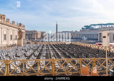 VATIKANSTADT, VATIKAN - 22. OKTOBER 2019: Anbeter versammeln sich auf dem Petersplatz im Vatikan Stockfoto