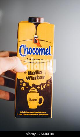 Paris, Frankreich - 27. Dezember 2019: Man Hand hält gelbe Packung Chocomel Schokoladengetränk vor grauem Hintergrund Hallo Winter Edition - Dutch Dirnk Stockfoto