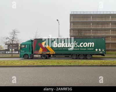 Strasbourg, FRANKREICH - DEC 19, 2019: Großer grüner Mercedes-Benz-Lastkraftwagen mit Trailerbeschilderung für den Frachttransport Bakugls.com Ireland Europe auf der Straße Stockfoto