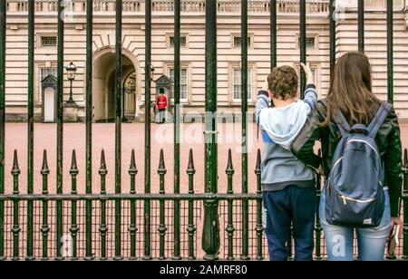 Beobachten der Wache im Buckingham Palace, London, Großbritannien Stockfoto