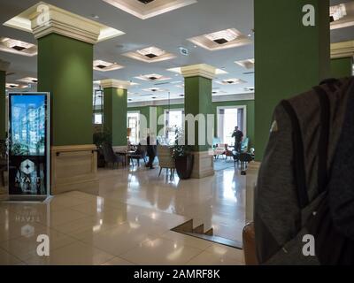 Baku, Aserbaidschan - 2. Mai 2019: Innenansicht des luxuriösen Hyatt regency Hotels mit Personensilhouetten und Marmorfußboden Stockfoto