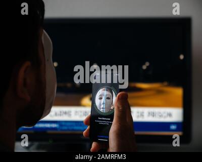 Paris, Frankreich - 11. November 2017: Rückansicht der Meldung "Face Behind Message" auf dem neuen Apple iPhone XS Pro mit Face ID anonymer Hacker, die eine Maske trägt - Datenmonitor im Hintergrund Stockfoto