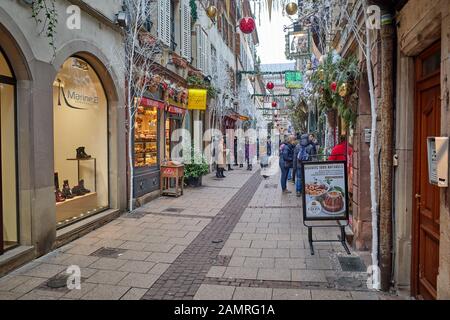 Straßburg, Frankreich - 2. Januar 2020: Einkaufsstraße zur weihnachtszeit Stockfoto