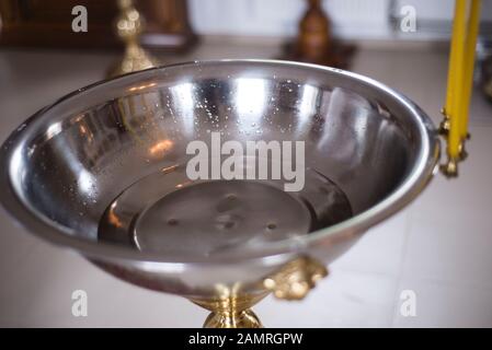 Das Sakrament der Taufe. Attribute eines orthodoxen Priesters für die Taufe. Taufe in der Schrift. Kind und Gott. Taufe Kerze. Heiliges Wasser Stockfoto