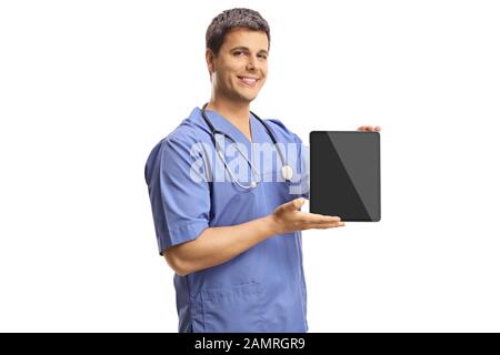 Junger männlicher Arzt, der einen Tablet-Computer auf weißem Hintergrund hält Stockfoto
