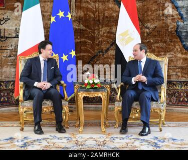 (200114) -- KAIRO, 14. Januar 2020 (Xinhua) -- der ägyptische Präsident Abdel-Fattah al-Sisi (R) trifft sich am 14. Januar 2020 mit dem italienischen Premierminister Giuseppe Conte in Kairo, Ägypten. Der ägyptische Präsident Abdel-Fattah al-Sisi und der italienische Premierminister Giuseppe Conte einigten sich am Dienstag darauf, die gemeinsamen Bemühungen um eine politische Lösung der libyschen Krise zu intensivieren. (MENA über Xinhua) Stockfoto