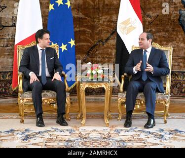 (200114) -- KAIRO, 14. Januar 2020 (Xinhua) -- der ägyptische Präsident Abdel-Fattah al-Sisi (R) trifft sich am 14. Januar 2020 mit dem italienischen Premierminister Giuseppe Conte in Kairo, Ägypten. Der ägyptische Präsident Abdel-Fattah al-Sisi und der italienische Premierminister Giuseppe Conte einigten sich am Dienstag darauf, die gemeinsamen Bemühungen um eine politische Lösung der libyschen Krise zu intensivieren. (MENA über Xinhua) Stockfoto