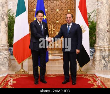 (200114) -- KAIRO, 14. Januar 2020 (Xinhua) -- der ägyptische Präsident Abdel-Fattah al-Sisi (R) schüttelt am 14. Januar 2020 die Hände mit dem italienischen Premierminister Giuseppe Conte in Kairo, Ägypten. Der ägyptische Präsident Abdel-Fattah al-Sisi und der italienische Premierminister Giuseppe Conte einigten sich am Dienstag darauf, die gemeinsamen Bemühungen um eine politische Lösung der libyschen Krise zu intensivieren. (MENA über Xinhua) Stockfoto