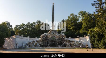 Wien, Österreich - 3. September 2019: Obelisk-Brunnen in den Schönbrunn-Schlossgärten Stockfoto