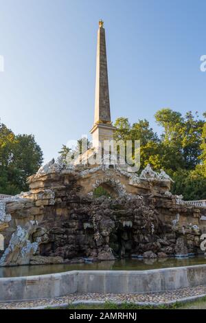 Wien, Österreich - 3. September 2019: Obelisk-Brunnen im Kaiserlichen Königspark bei Schönbrunn Stockfoto