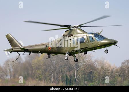 Eine AgustaWestland AW109 Utility Helicopter der belgischen Luftwaffe am Beauvechain Airbase. Stockfoto