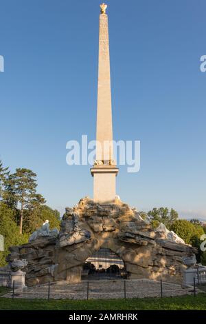 Wien, Österreich - 3. September 2019: Obelisk-Brunnen in den Schönbrunn-Schlossgärten Stockfoto