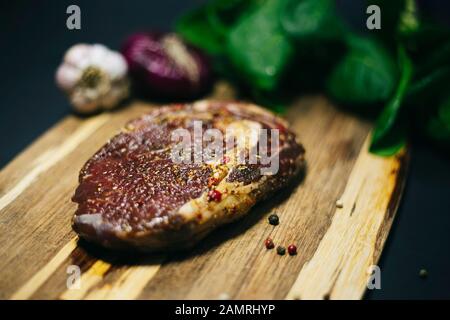 Frische rohe Prime Black Angus Rindfleisch Steaks auf Holzbrett: Filet, Denver Cut, Roastbeef, Rib-Eye Stockfoto