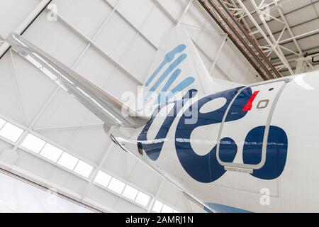 Flybe Embraer E175 im Hangar am 17. August 2016 am Flughafen Birmingham, West Midlands, Großbritannien Stockfoto