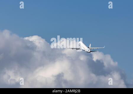 Flybe Embraer E175, die am 2. Mai 2018 vom Flughafen Birmingham, West Midlands, Großbritannien Stockfoto
