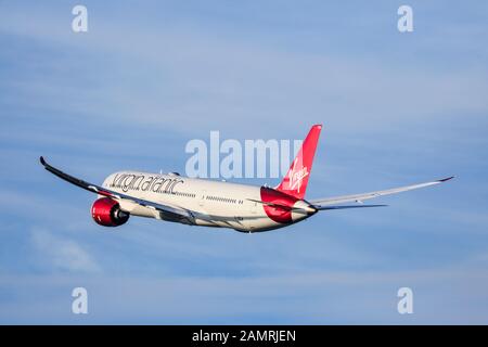 Virgin Atlantic Boeing 787 Dreamliner im Flug kurz nach dem Abflug am 29. Dezember 2019 am Flughafen London Heathrow, Middlesex, Großbritannien Stockfoto