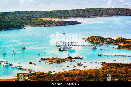 Hafen von Porto Rotondo an der Costa Smeralda Resort Sardinien Reflex Stockfoto