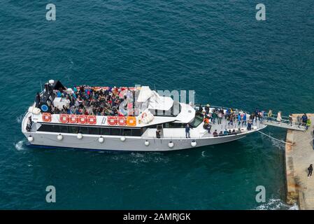 Touristen land und Vorstand in der exkursion Boot zum Pier von Vernazza Stadt. Stockfoto