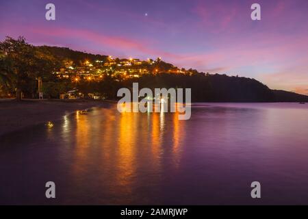 Blick auf die Landschaft des Anse a l'Ane Strandes und der ruhigen Bucht in der bunten Abenddämmerung mit ruhigem karibischem Meer, Martinique Insel, Westindien, kleine Antillen Stockfoto