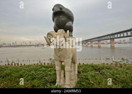 Tierfiguren, die ein Adler-Stativ halten. Dayu Myth Park. Wuhan, China Stockfoto