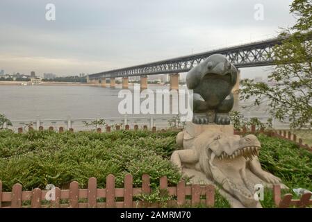 Tierfiguren, die ein Adler-Stativ halten. Dayu Myth Park. Wuhan, China Stockfoto