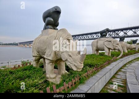 Tierfiguren, die ein Adler-Stativ halten. Dayu Myth Park. Wuhan, China Stockfoto