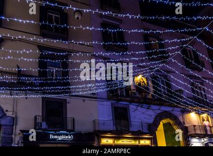 Neapel, ITALIEN - 5. JANUAR 2020: Weihnachtsbeleuchtung erleuchtet die Straße Stockfoto