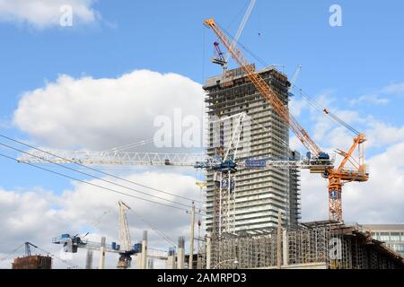 Baustelle mit Kränen auf einem Büro- oder Wohnturm in Toronto, Kanada Stockfoto