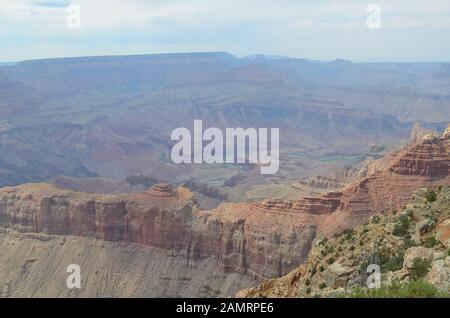 Sommer in Arizona: Escalante Butte, Unkar Creek, Colorado River und Unkar Delta Von Lipan Point Entlang Desert View Drive am Grand Canyon South Rim Stockfoto