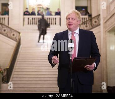 Belfast, Antrim, Großbritannien. Januar 2020. Der britische Premierminister Boris Johnson gibt eine öffentliche Erklärung ab, um nach einem gemeinsamen Treffen mit Taoiseach Leo Varadkar nach der Wiederherstellung der nordirischen Versammlung in den Gebäuden des Parlaments von Stormont zu Presse. Kredit: Conor Kinahan/SOPA Images/ZUMA Wire/Alamy Live News Stockfoto