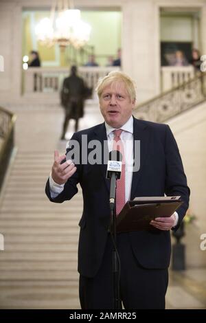 Belfast, Antrim, Großbritannien. Januar 2020. Der britische Premierminister Boris Johnson gibt eine öffentliche Erklärung ab, um nach einem gemeinsamen Treffen mit Taoiseach Leo Varadkar nach der Wiederherstellung der nordirischen Versammlung in den Gebäuden des Parlaments von Stormont zu Presse. Kredit: Conor Kinahan/SOPA Images/ZUMA Wire/Alamy Live News Stockfoto